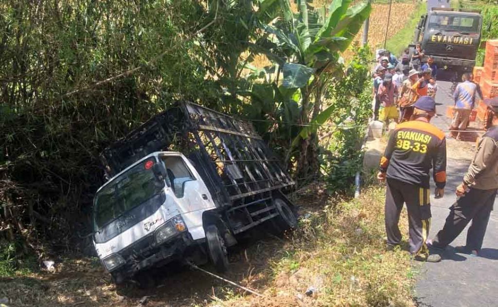 Truk memuat ayam yang terperosok