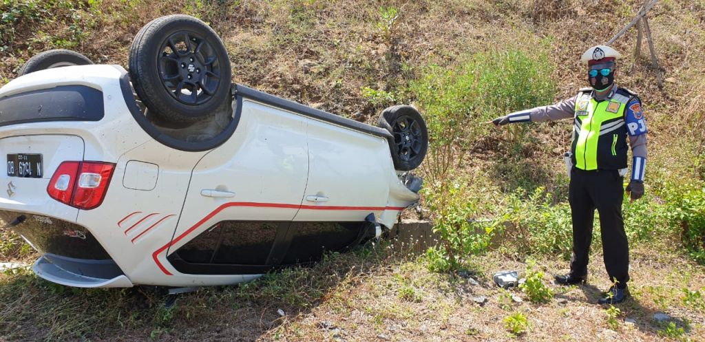 Mobil Suzuki Ignis terbalik di Tol Pandaan-Malang