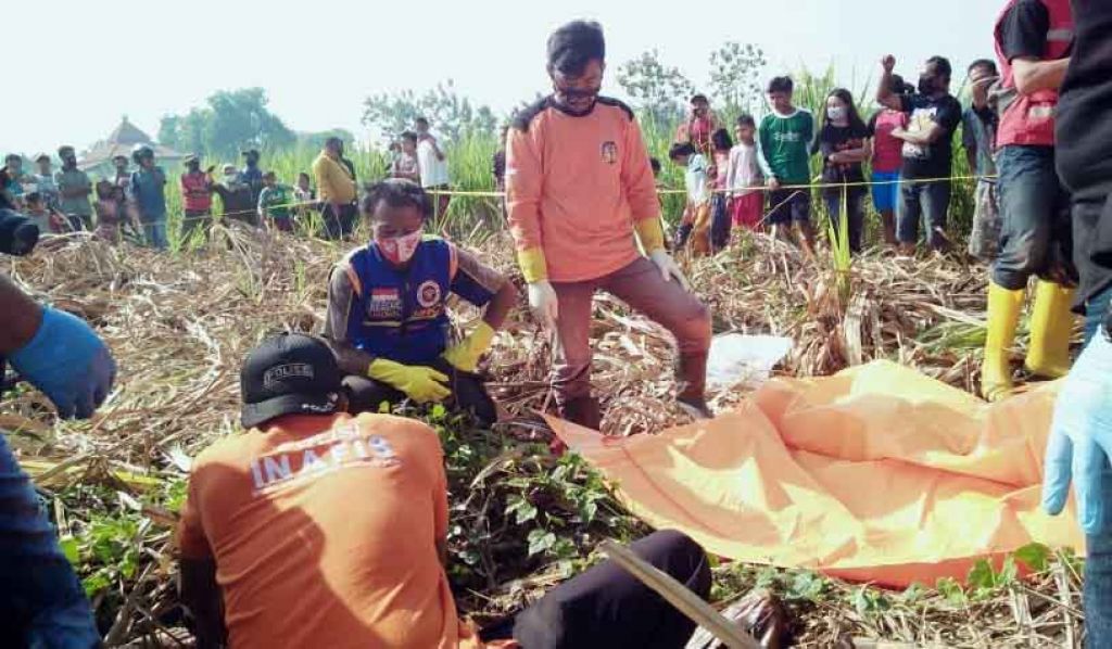 Petugas melakukan identifikasi di penemuan mayat 