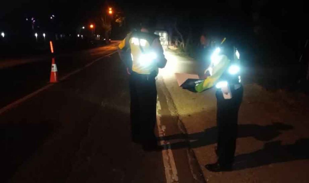 Polisi mendatangi lokasi kecelakaan