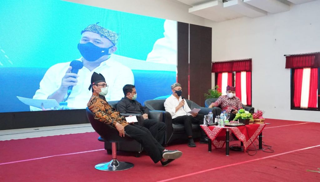 Menkop UKM Teten Masduki borong petani Program Kehutanan Sosial di Banyuwangi bentuk koperasi