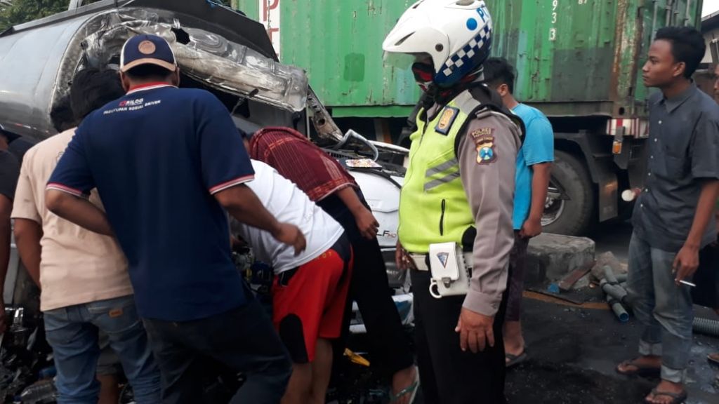 Truk yang ringsek pasca bertabrakan di Pasuruan