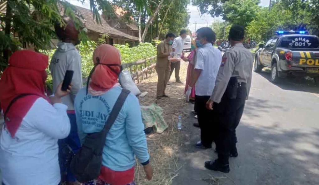 Selip dan Jatuh saat Belok, Pemotor Bawa Rengkek Isi Jerami ini Tewas