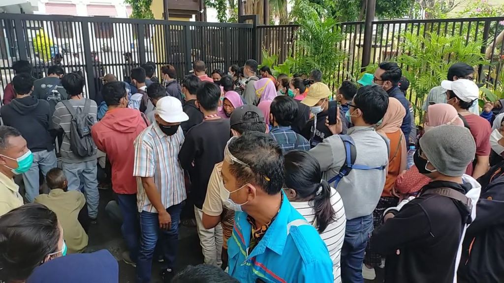 Kedatangan keluarga pendemo di Polrestabes Surabaya