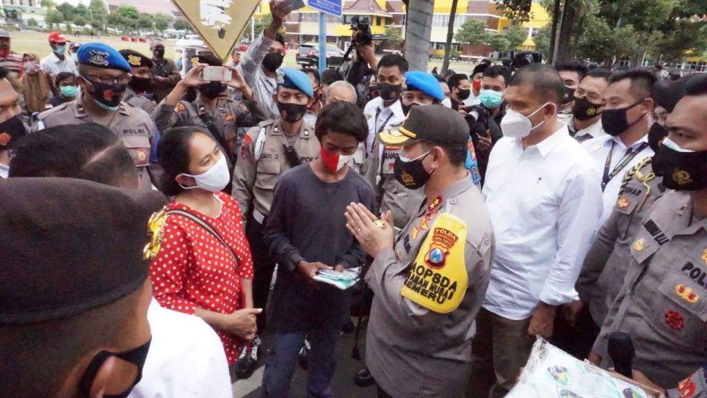 Orang tua yang datang ke Polda Jatim