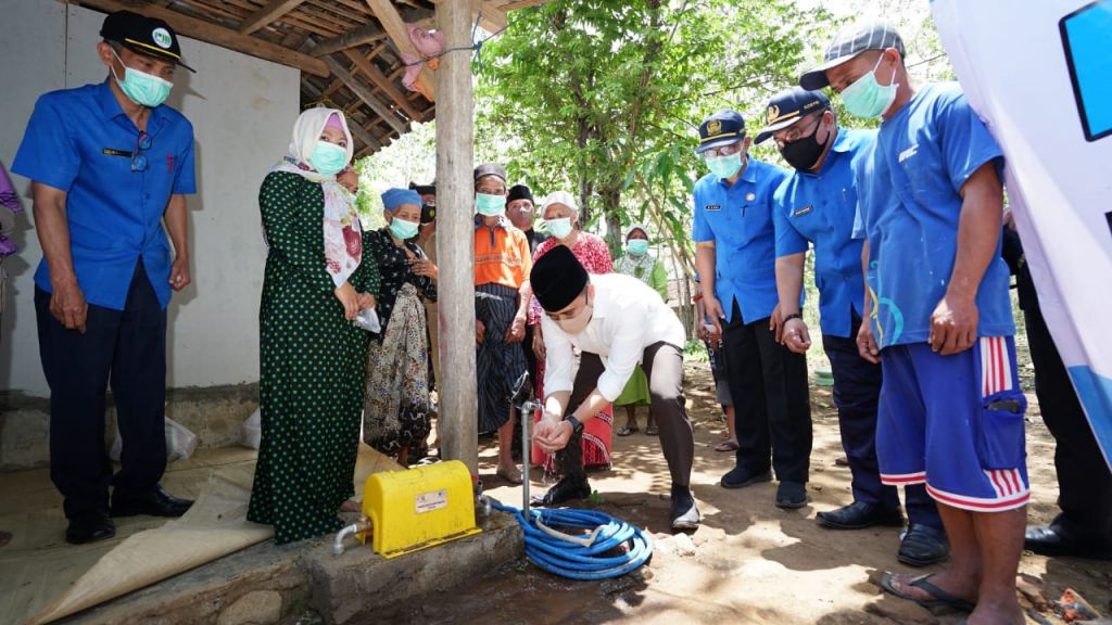Bupati Anas tinjau sambungan baru air bersih di Banyuwangi
