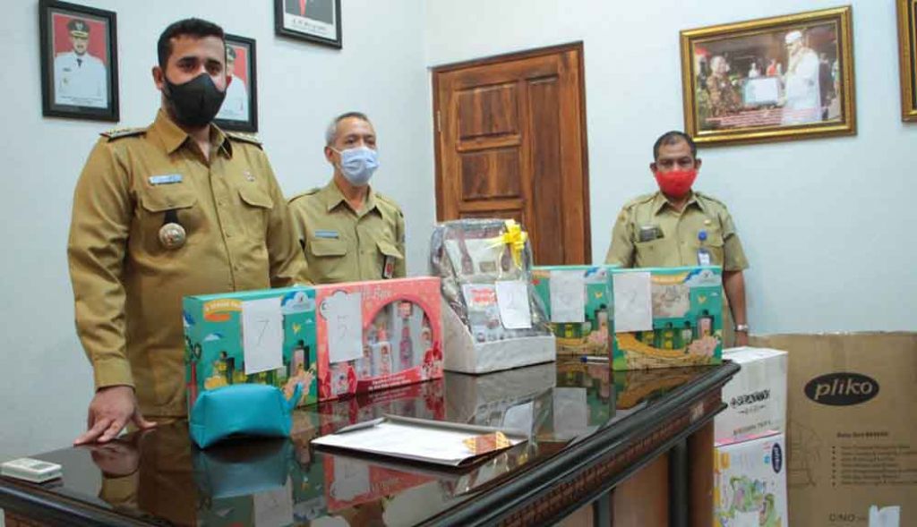 Wali Kota Hadi dan barang pemberian atas kelahiran bayinya