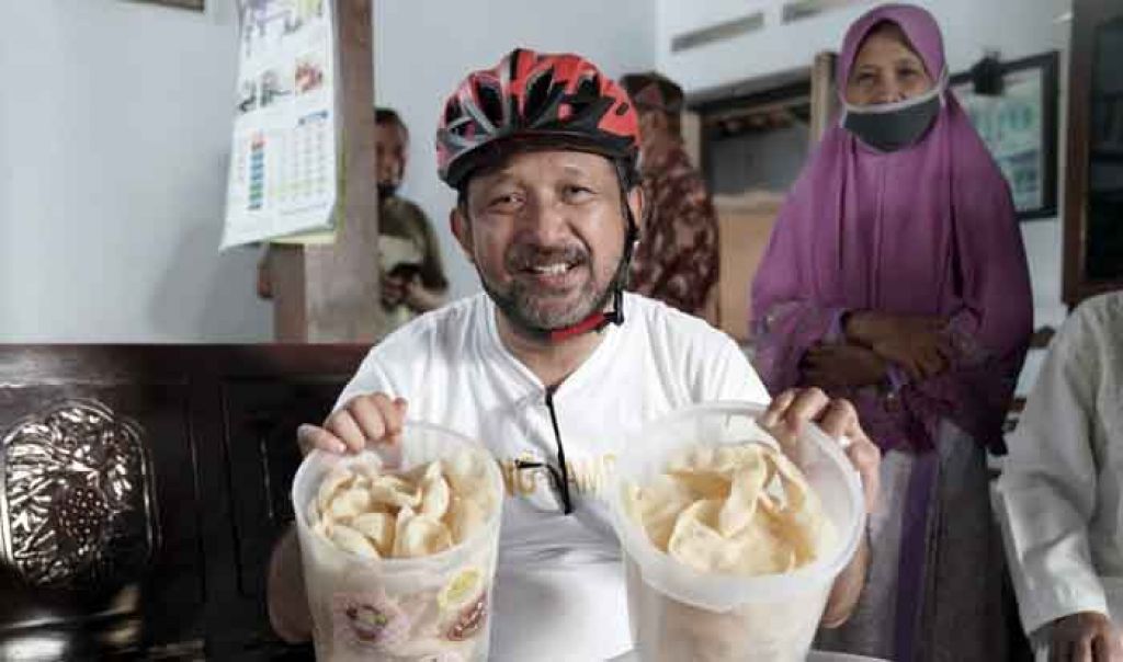 Calon Bupati Ponorogo, Ipong Muchlissoni tunjukkan kerupuk dari UMKM di Tanjungsari