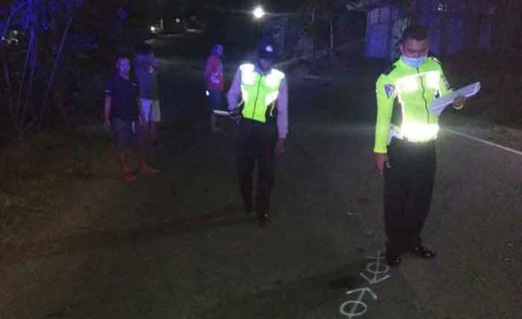 Polisi melakukan olah TKP di lokasi tabrakan