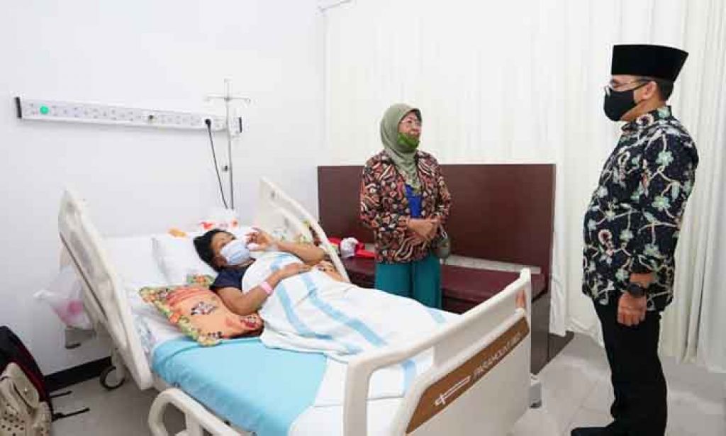 Bupati Anas jenguk Supinah di RSUD Blambangan