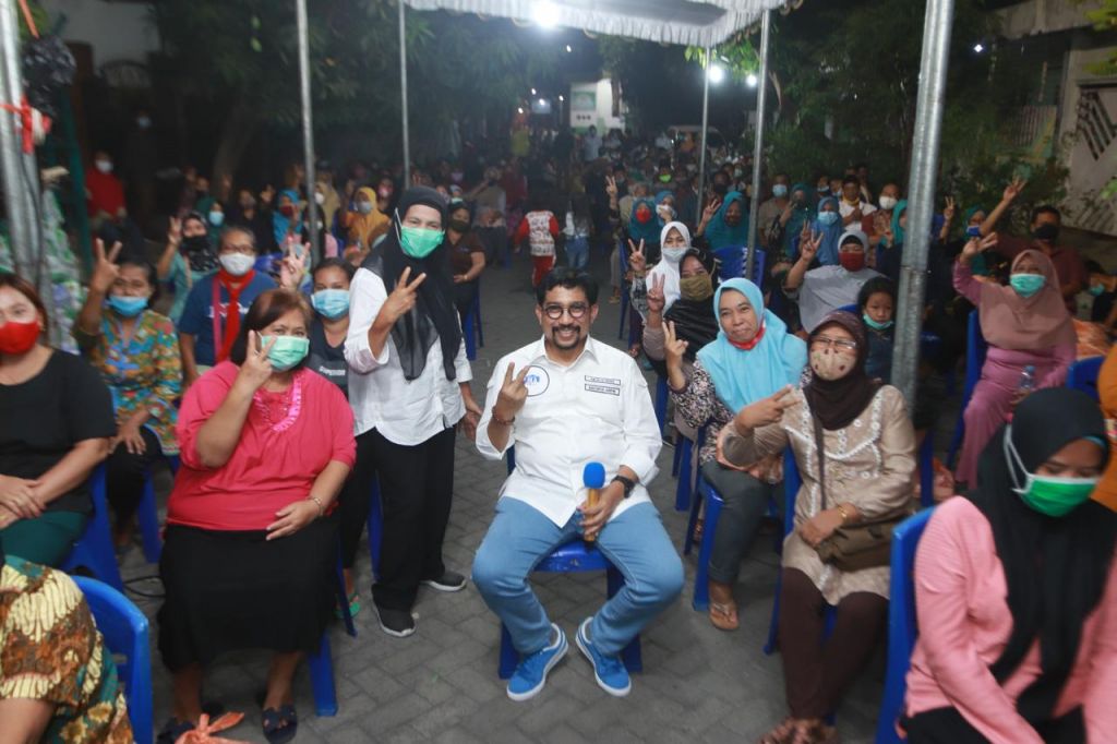 Machfud Arifin di tengah warga Dukuh Pakis Surabaya