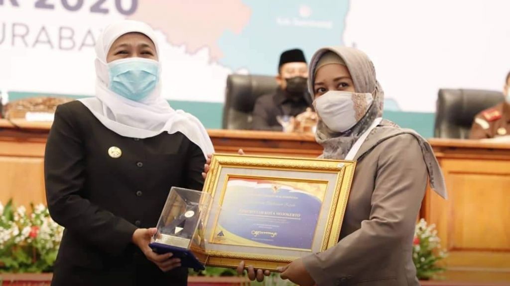 Wali Kota Mojokerto Ika Puspitasari terima penghargaan dari Gubernur Khofifah