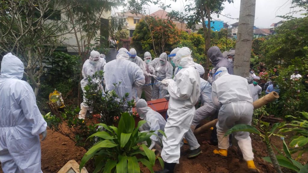 Relawan Pemulasaraan Jenazah Covid-19 Kota Batu saat pemakaman beberapa waktu lalu