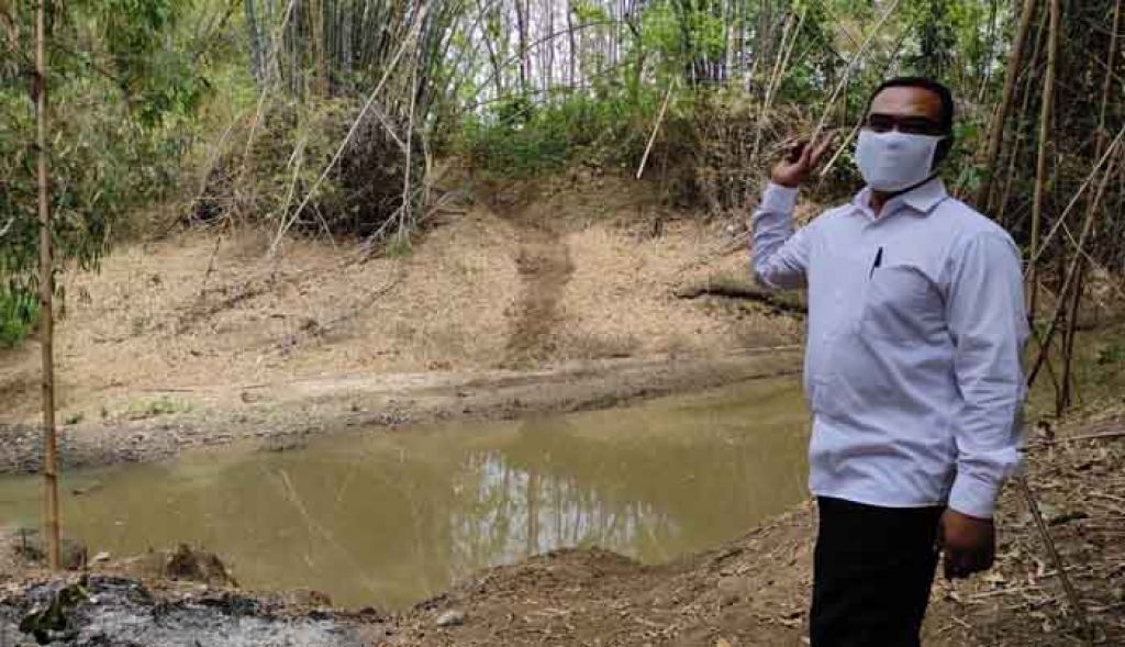 Perangkat kelurahan tunjukkan sungai yang dilewati warga saat menggotong keranda jenazah