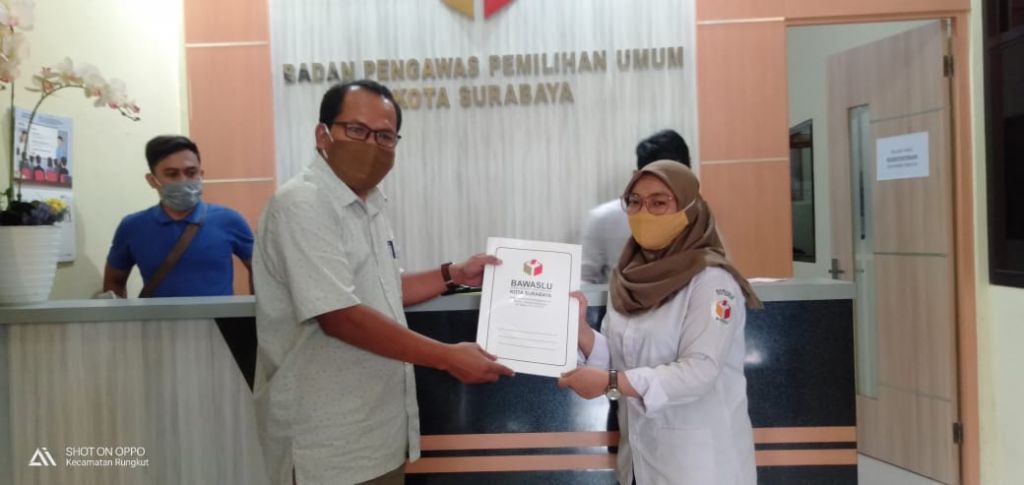 KIP Progo 5 saat lapor ke Bawaslu Surabaya