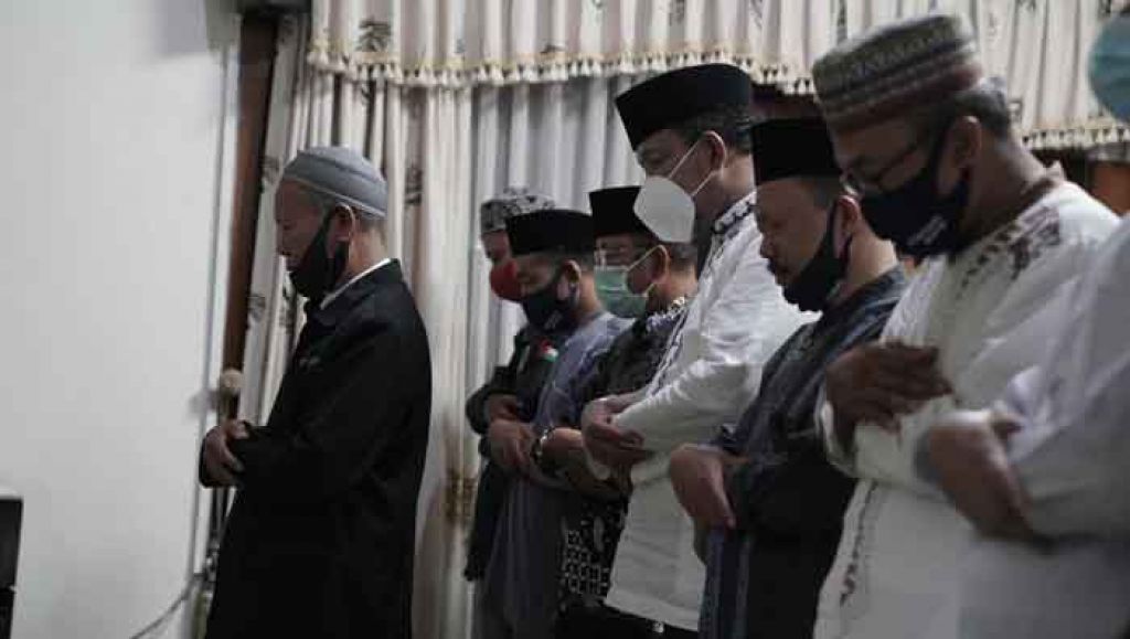 Ipong dan warga mengerjakan Salat Jenazah 