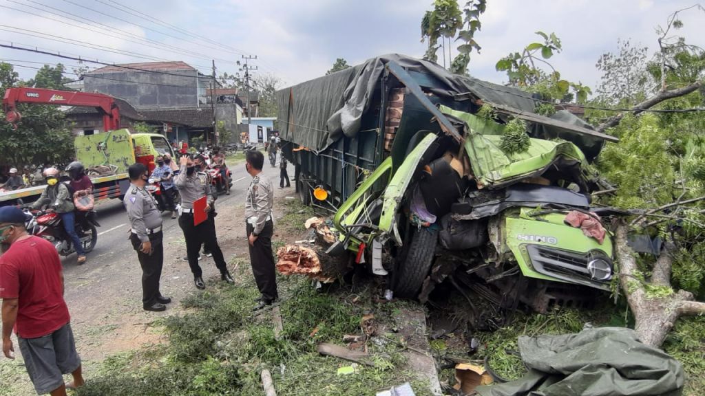 Truk Fuso tabrak pohon di Ngawi