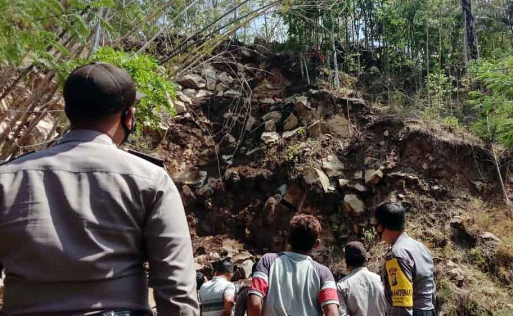 Polisi dan warga evakuasi korban yang tewas