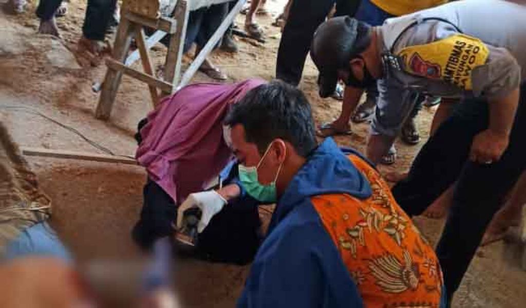 Polisi melakukan olah tkp di lokasi korban tewas