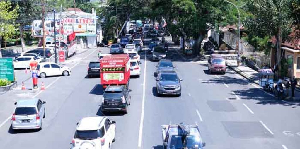 Kepadatan kendaraan di Jalan Ir. Soekarno Kota Batu