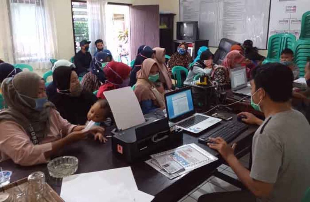 Warga melapor ke posko di Polsek Pakis