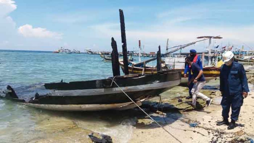 Polisi melakukan olah TKP di kapal yang terbakar