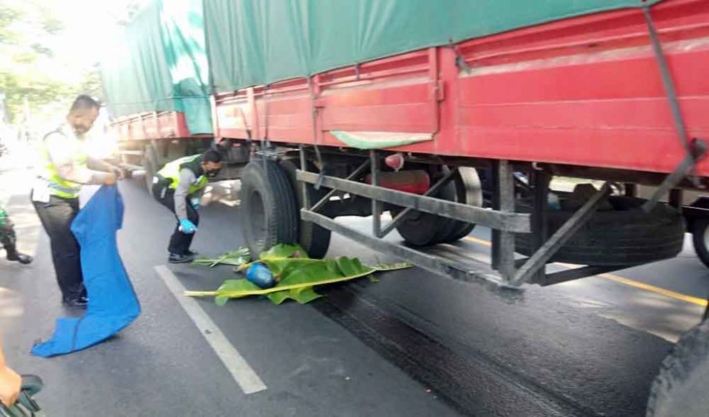 Polisi mengevakuasi korban yang terlindas ban truk