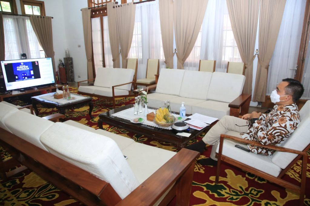 Bupati Anas Berbagi soal Smart Kampung di Webinar Smart City Asia