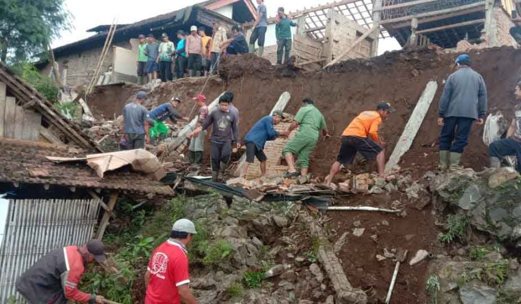 Rumah rata setelah diterjang tanah longsor