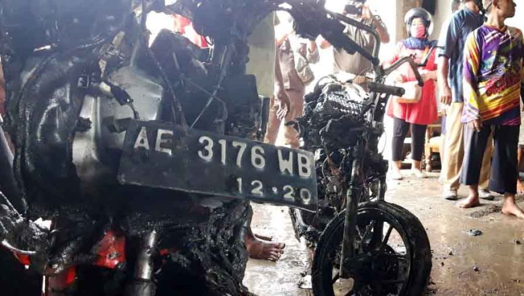 Dua motor yang terbakar