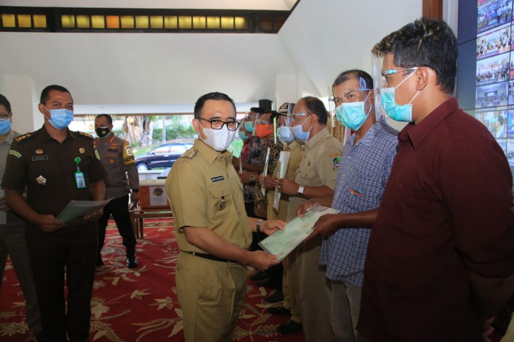 Bupati Banyuwangi Abdullah Azwar Anas menyerahkan Sertifikat PTSL secara simbolis