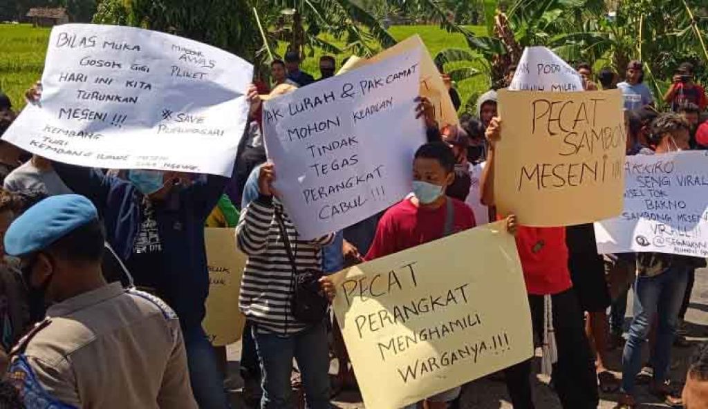 Demo warga kepada oknum perangkat desa yang selingkuhi janda hingga hamil