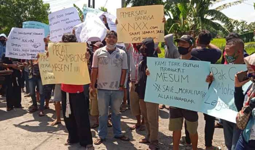 Demo warga tuntut oknum desa mundur