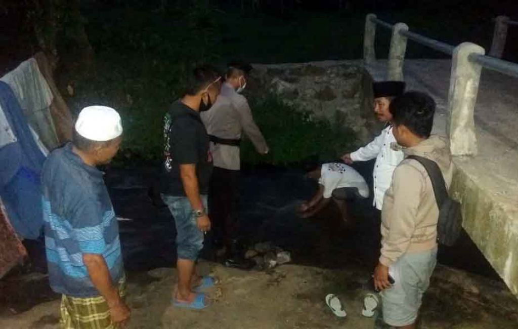 Warga menunjukkan lokasi ditemukannya bayi