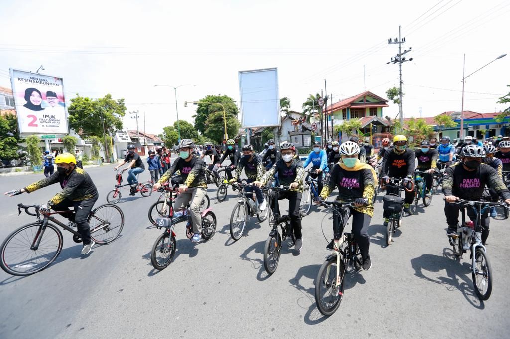 Gubernur Jatim Khofifah Indar Parawansa gowes kampanye protokol kesehatan di Banyuwangi