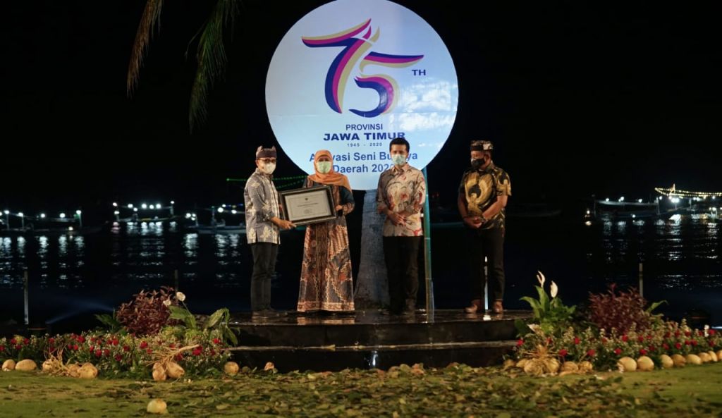 Gubernur Khofifah serahkan sertifikat kepada Bupati Anas