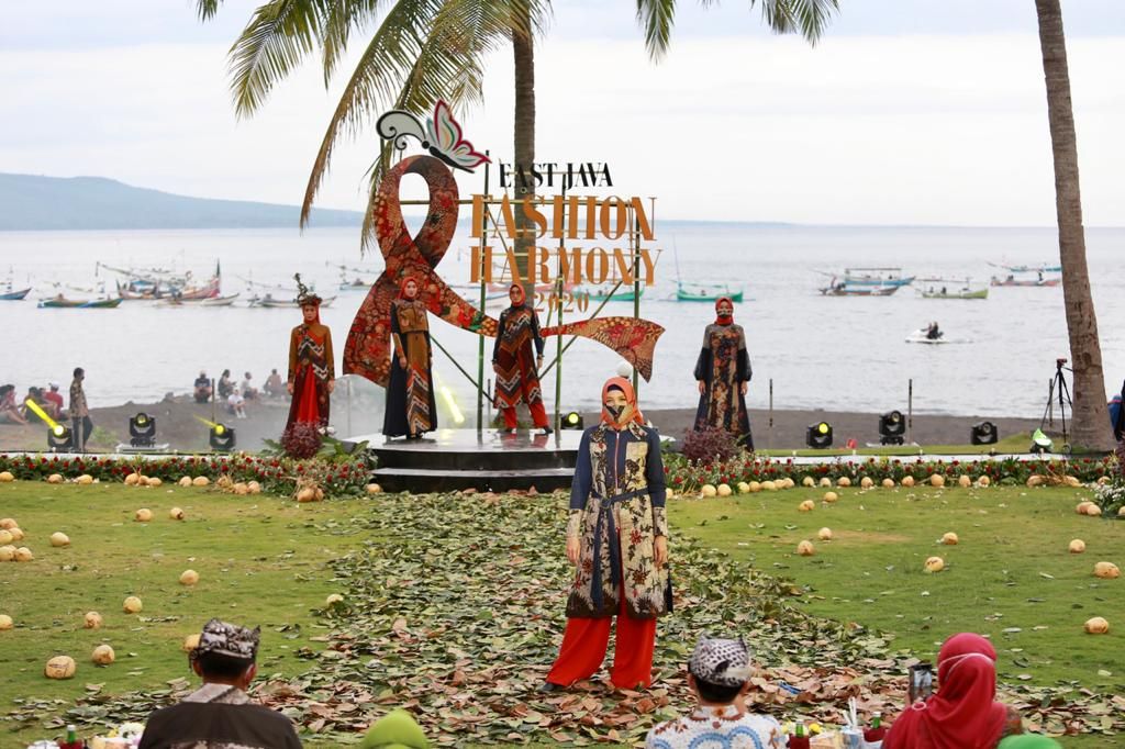 East Java Fashion Harmony, Menikmati Batik Berlatarkan Selat Bali