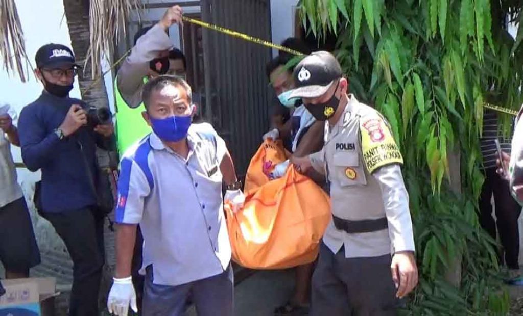 Polisi membawa jasad korban ke rumah sakit