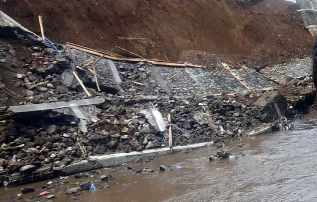 Plengsengan sungai yang ambrol di Malang