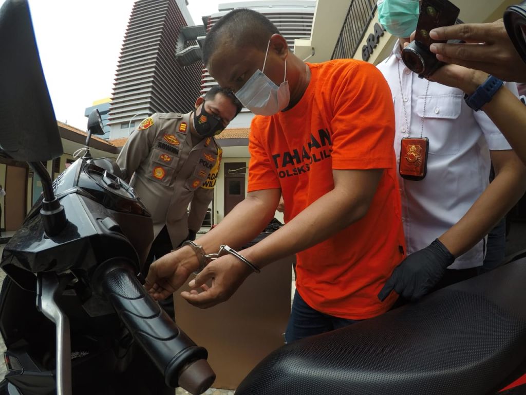 Pelaku tunjukkan cara mencuri motor 