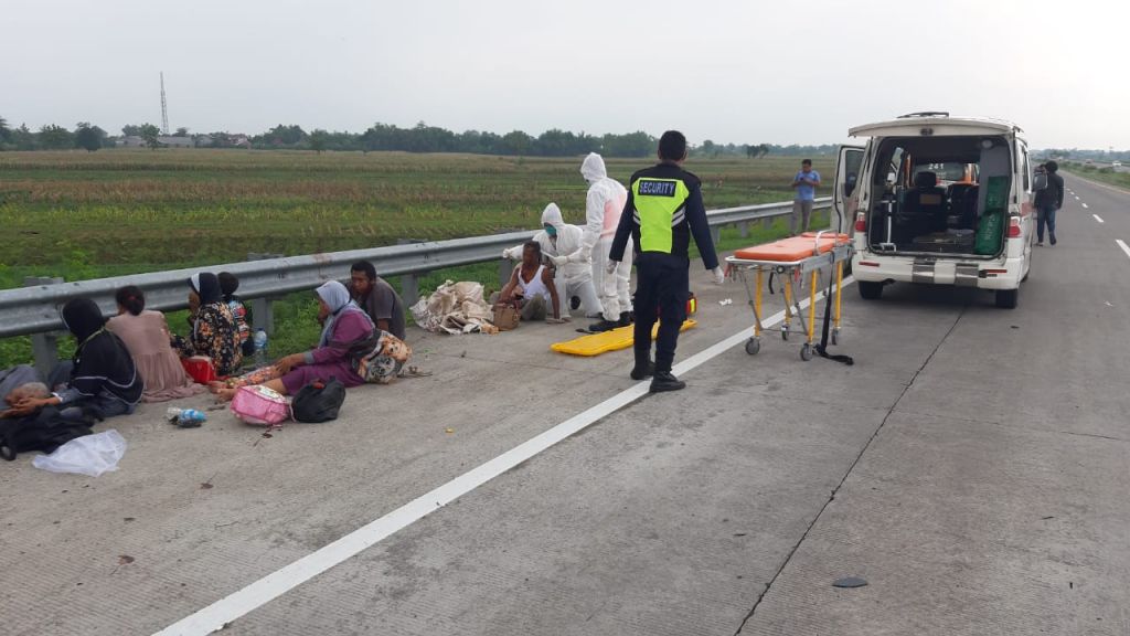 Minibus yang kecelakaan tunggal di Tol Jombang-Mojokerto