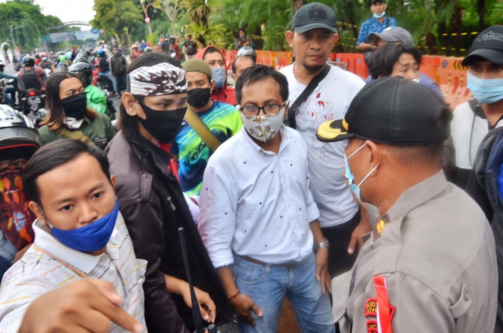 Aksi massa di Surabaya yang berakhir ricuh
