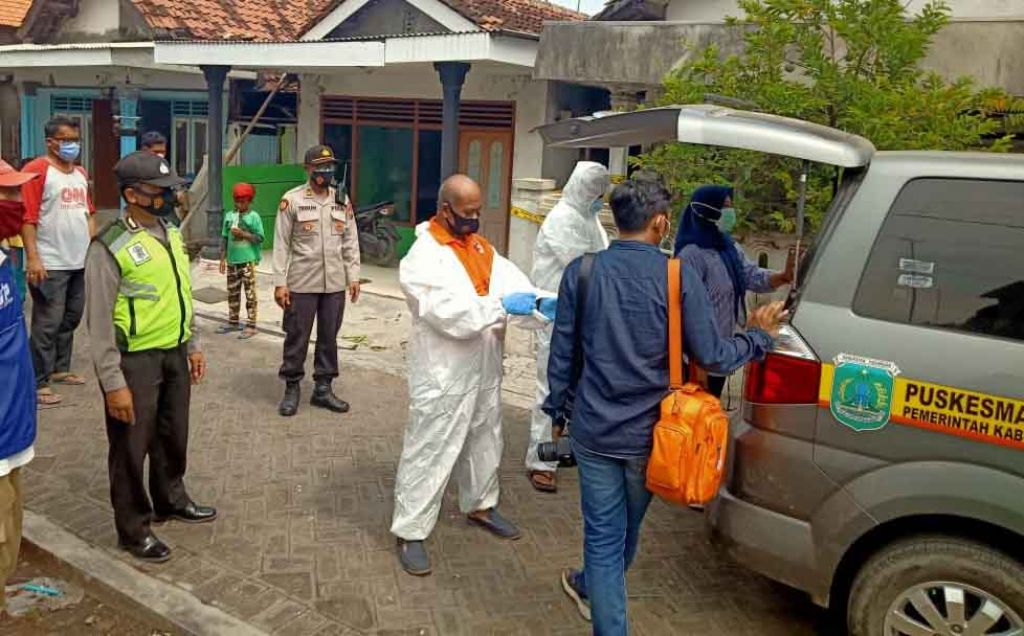 Petugas evakuasi korban yang tewas membusuk di dalam kamar