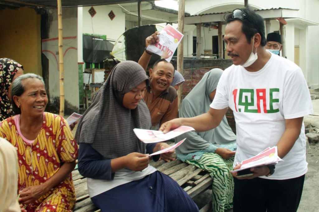 Calon Bupati Gresik, Mohammad Qosim saat blusukan menyapa warga