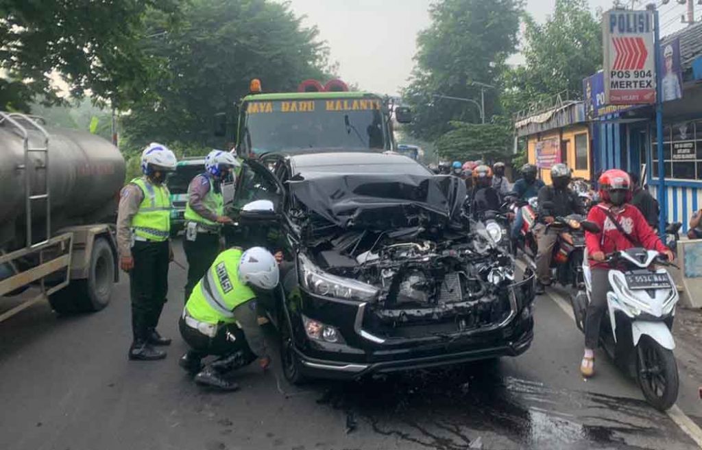 Tiga Kendaraan Tabrakan Beruntun di Mojokerto, Innova Ringsek