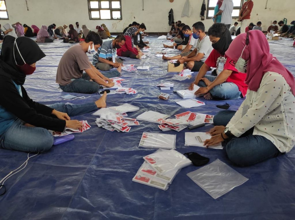 Penyortiran surat suara di KPU Ponorogo