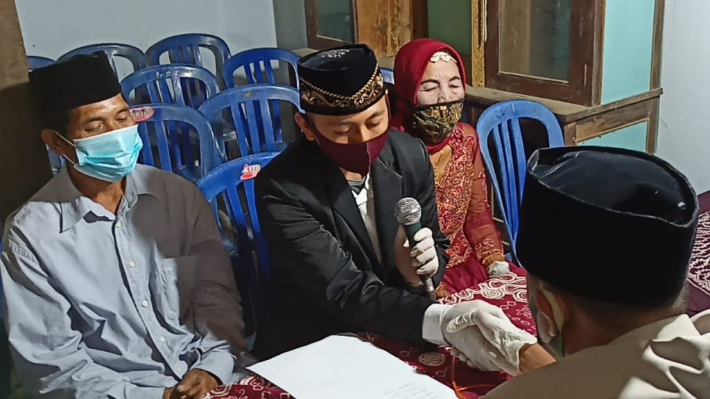 Jamhar Ali Nursaid (29) dan Yainem (76) saat akad nikah