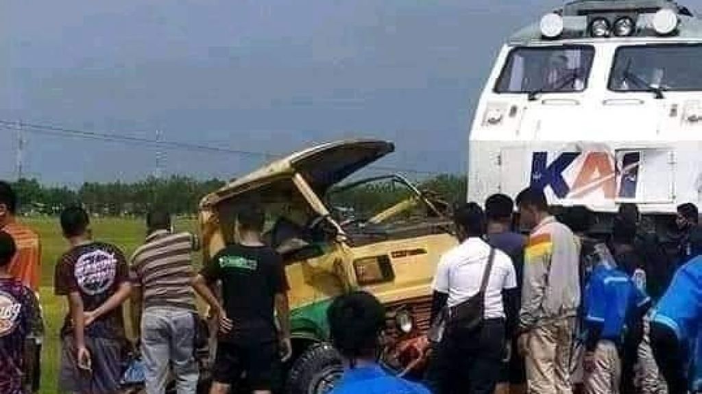 Truk Tertabrak KA di Perlintasan Tanpa Palang, Sopir dan Kenek Tewas