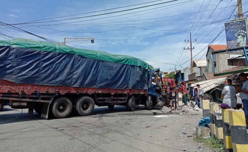 Truk tronton yang mengalami kecelakaan