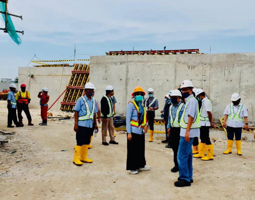 Dirut PDAM Giri Tirta Ceria, Siti Aminatus Zariyah mendampingi tim Kementerian (PUPR) meninjau pembangunan proyek BGS